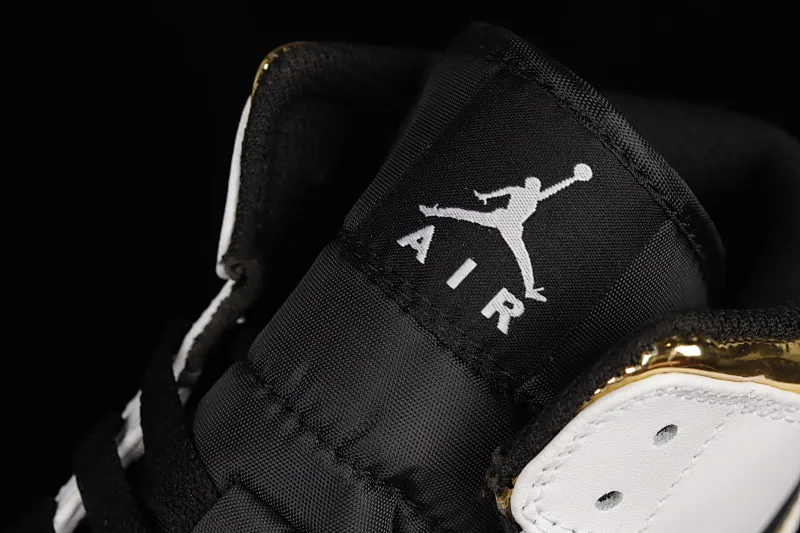 All categories Air Jordan Jordan series basketball shoes Air Jordan 1 Mid Air Jordan 1 Mid AJ1 Joe 1 Platinum Panda mid-top basketball shoes 554724-190